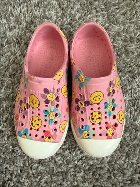 Native Jefferson Pink Smiley Face Flowers Kids Size 9C